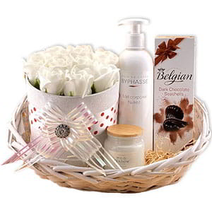 Cos-cadou-pentru-femei-White-Elegance-cu-aranjament-floral